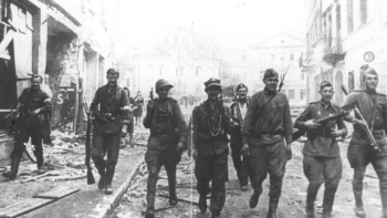 Polscy i sowieccy żołnierze na ulicach Wilna 12 lipca 1944 r. Źródło: Wikipedia Commons