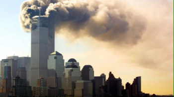 Atak terrorystyczny na budynki WTC w Nowym Jorku. 11.09.2001. Fot. PAP/EPA 