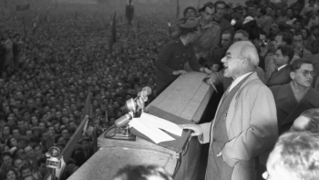 Władysław Gomułka przemawiający podczas wiecu na Placu Defilad. 24.10.1956. Fot. PAP/CAF/J. Baranowski