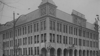 Wyższa Szkoła Handlowa przy ul. Rakowieckiej 6 w Warszawie – zdjęcie z lat 1926-1929; od 1933 r. Szkoła Główna Handlowa. Fot. NAC
