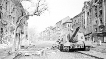 Sowiecki czołg w centrum Budapesztu. XI 1956 r. Fot. PAP/CAF/W. Janik 