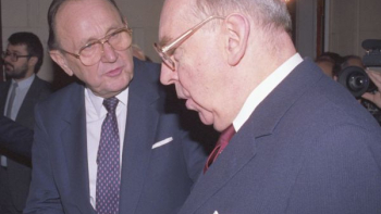 Ministrowie spraw zagranicznych Hans Dietrich Gensher i Krzysztof Skubiszewski. Warszawa 10.11.1989. Fot. PAP/G. Rogiński