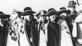 Górale oraz niemieccy oficerowie podczas wizyty Hansa Franka w Zakopanem. 11.1939. Fot. NAC