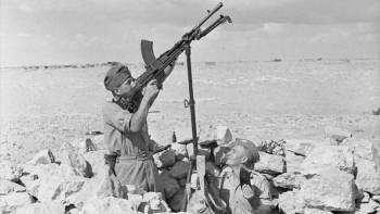 Żołnierze polskiej Samodzielnej Brygady Strzelców Karpackich pod Tobrukiem. 1941 r. Fot. Imperial War Museums. Źródło: Wikimedia Commons