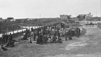 Niemieckie wysiedlenia na Zamojszczyźnie. Obóz w Biłgoraju. 1942 r. Fot. PAP/CAF