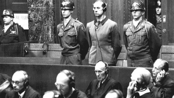 Karl Brandt przed trybunałem w Norymberdze. 08.1947. Źródło: Wikimedia Commons