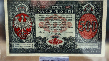 Banknot o nominale 500 marek polskich z 1919 r. Fot. PAP/T. Gzell 