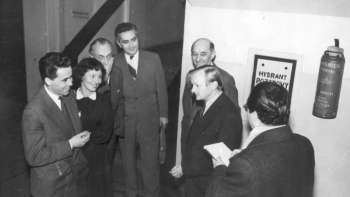 Radiowa rodzina "Matysiaków" - aktorzy: Tadeusz Janczar (1L), Janina Seredyńska (2L), Jan Ciecierski (3L), Tadeusz Fijewski (2P), Stanisław Jaworski (3P) i reżyser Zdzisław Nardelli (4L). 1958 r. Fot. PAP/Z. Matuszewski