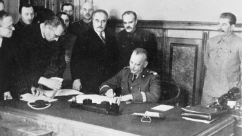 Józef Stalin, Władysław Sikorski (siedzi), Wiaczesław Mołotow, ambasador polski Stanisław Kot i gen. Władysław Anders. Moskwa, 4.12.1941. Fot. PAP/CAF
