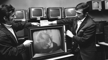 Rusza sprzedaż sowieckich telewizorów "Rubin 401-1” przystosowanych do odbioru w kolorze. 11.1971. Fot. PAP/CAF/A. Urbanek 