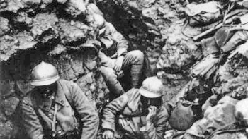Żołnierze francuscy w okopach pod Verdun. 1916. Źródło: Wikimedia Commons