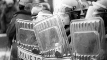 Strajk w Wyższej Oficerskiej Szkole Pożarnictwa - jednostki specjalne MO przed gmachem uczelni. Warszawa 12.1981. Fot. PAP/PAI/W. Kryński