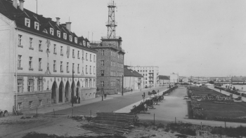 Gmach Żeglugi Polskiej (L) w Gdyni. Fot. NAC