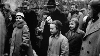 Władysław Gomułka wraz z rodziną wraca do domu po głosowaniu w wyborach do Sejmu. 01.1957 r. Fot. PAP/CAF/T. Kubiak