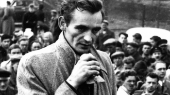 Lechosław Goździk podczas wiecu na Żeraniu. 10.1956. Fot. PAP/CAF/H. Grzęda 
