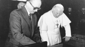 Papież Jan Paweł II przyjął na audiencji gen. Wojciecha Jaruzelskiego. Fot. PAP/CAF 