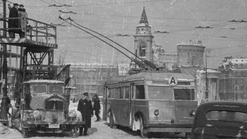 Trolejbus na pl. Trzech Krzyży. Warszawa, 1947. Fot. PAP/CAF/S. Dąbrowiecki