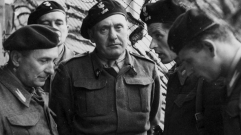 Ćwiczenia 1 Dywizji Pancernej przed inwazją na kontynent – gen. Stanisław Maczek w środku. 1944 r. Fot. NAC