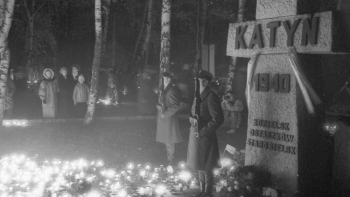 Krzyż-pomnik ofiar Katynia na Cmentarzu Wojskowym na Powązkach. Fot. PAP/K. Jabłonowski