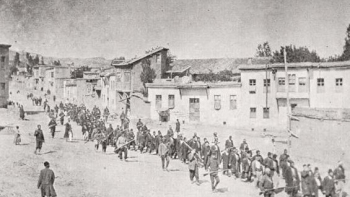 Ormiańscy cywile eskortowani przez wojsko tureckie w drodze do więzienia. Harput, 04.1915. Źródło: Wikimedia Commons