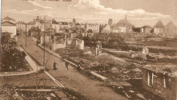 Przasnysz zniszczony na skutek działań wojennych. 1915 r. Fot. ze zb. Mirosława Krejpowicza. Źródło: Wikimedia Commons