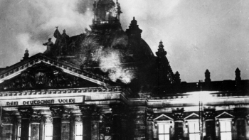 Płonący gmach Reichstagu. Źródło: Wikimedia Commons