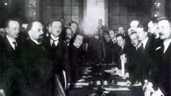 Podpisanie traktatu ryskiego. Ryga, 18.03.1921. Źródło: Wikimedia Commons