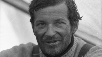 Eugeniusz Chrobak w bazie głównej na morenie środkowej lodowca Yalung. Nepal 04.1978. Fot. PAP/Z. Staszyn 