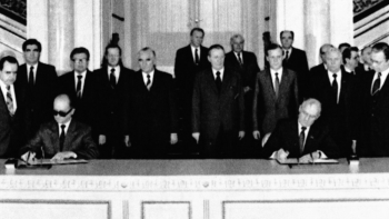 Podpisanie przez Wojciecha Jaruzelskiego i Michaiła Gorbaczowa wspólnej deklaracji o współpracy polsko-radzieckiej w dziedzinie ideologii, nauki i kultury. 21.04.1987.  Fot. PAP/CAF/TASS