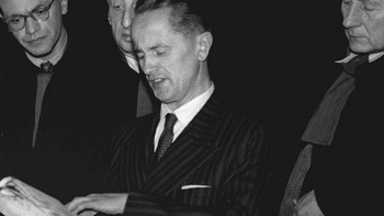 Kazimierz Moczarski (C) zapoznaje się z aktami w czasie procesu rehabilitacyjnego w 1956 r. Fot. PAP/CAF