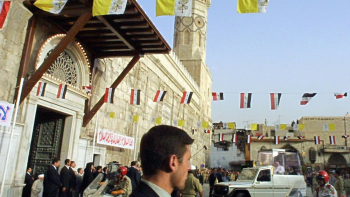 Papież Jan Paweł II przed meczetem w Damaszku. Fot. PAP/EPA