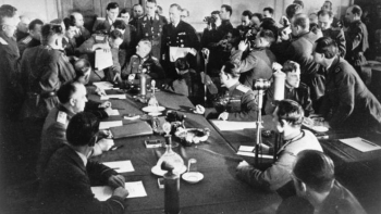 Feldmarszałek Wilhelm Keitel (u szczytu stołu) podpisał akt bezwarunkowej kapitulacji Niemiec. Berlin, 08.05.1945. Fot. PAP/CAF
