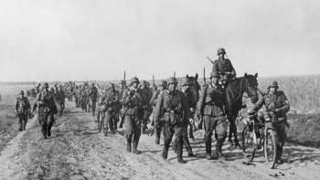 Kolumna piechoty niemieckiej w marszu na froncie wschodnim. 06.1941. Fot. NAC