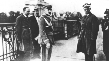 Marszałek Józef Piłsudski na moście ks. Józefa Poniatowskiego w Warszawie przed rozmową z prezydentem Stanisławem Wojciechowskim. 12.05.1926. Fot. NAC