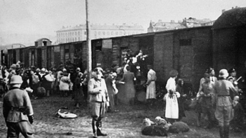 Umschlagplatz w Warszawie - Żydzi w trakcie deportacji przez Niemców do obozów zagłady. 1942-1943 r. Źródło: Wikimedia Commons/ŻIH