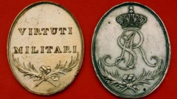 Medal Virtuti Militari złoty (rewers) i srebrny (awers), 1792 r. Fot. Muzeum Wojska Polskiego