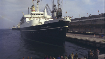 Transatlantyk Stefan Batory cumuje przy Dworcu Morskim w gdyńskim porcie. 1973 r. Fot. PAP/K. Kamiński 