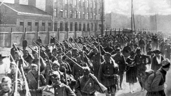 Wojna polsko-bolszewicka: kolumna warszawskiej młodzieży w drodze na front. 1920 r. PAP/CAF/Reprodukcja