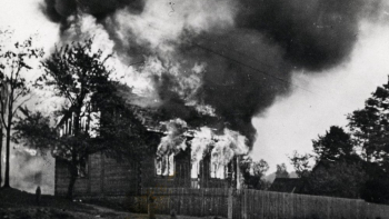 Płonąca wieś Michniów. 12.07.1943. Źródło: IPN
