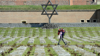 Cmentarz na terenie b. niemieckiego obozu koncentracyjnego w Theresienstadt. Fot. PAP/EPA