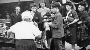Żydówki z gwiazdami Dawida na paryskiej ulicy. Czerwiec 1942 r. Fot. Bundesarchiv. Źróło: Wikimedia Commons