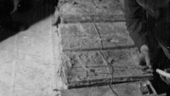Odnaleziona pierwsza część tzw. Archiwum Ringelbluma - materiały wydobyte spod gruzów przy ul. Nowolipki 68. Warszawa, 1946 r. Fot. PAP/CAF/W. Forbert 