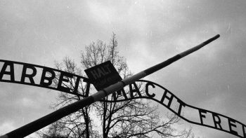 Napis nad bramą obozu zagłady Auschwitz-Birkenau. Fot. PAP/M. Billewicz