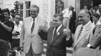 Roman Malinowski, Lech Wałęsa i Jerzy Jóźwiak zawarli formalne porozumienie o koalicji. Fot. PAP/CAF/M. Szyperko