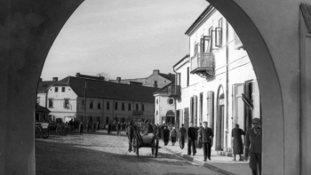 Widok na radomskie getto przez bramę wjazdową. Fot. NAC