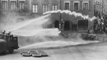 Starcia demonstrantów z milicją na Starym Mieście w Warszawie. 31.08.1982 r. Fot. PAP/CAF/T. Walczak 