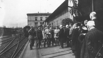Międzysojusznicza Komisja Rządząca i Plebiscytowa na Górnym Śląsku - przyjazd na Śląsk przewodniczącego Komisji generała Henri Le Rond. Powitanie na dworcu kolejowym. 1920 r. Źródło: NAC