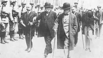 Premier Francji Georges Clemenceau i premier Anglii David Lloyd George podczas defilady w dniu podpisania traktatu pokojowego z Austrią. Saint-Germain, 10.09.1919. Źródło: NAC