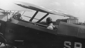 Stefania Wojtulanis w samolocie RWD-8 podczas mistrzostw pilotów Aeroklubu Warszawskiego na lotnisku mokotowskim w Warszawie. 1937 r. Fot. NAC