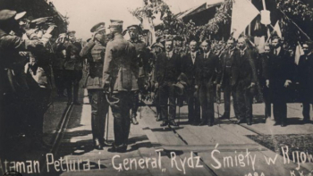 Ataman Semen Petlura i gen. Edward Śmigły-Rydz na dworcu w Kijowie. 10.05.1920. Źródło: CAW